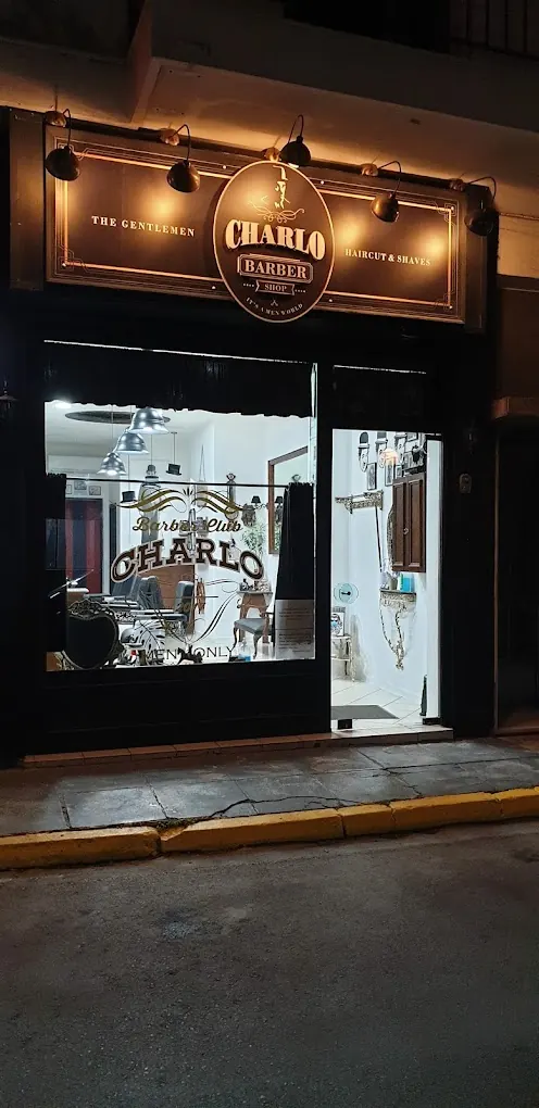 Βιτρίνα του CHARLO Barber Club στη Χορμοβίτου 254 στον Πειραιά