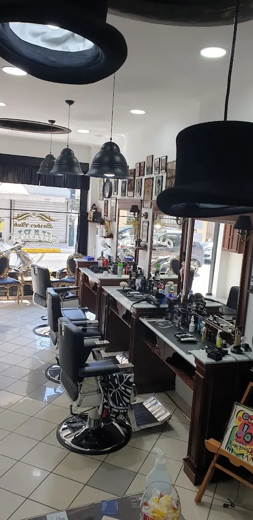 Εσωτερικό του CHARLO Barber Club στον Πειραιά με barber καρέκλες